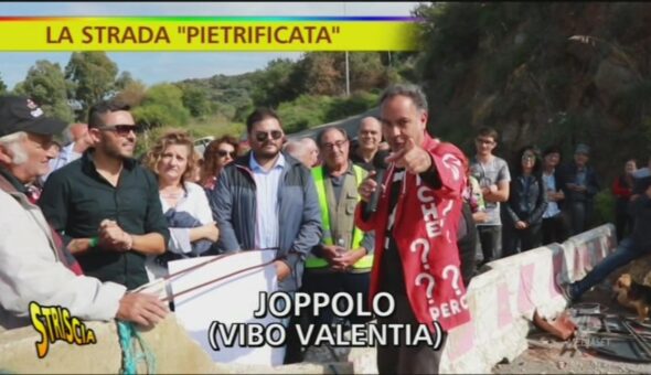 Strada bloccata da un masso