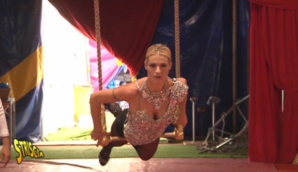 Michelle Hunziker trapezista perfetta