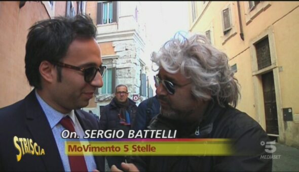Beppe Grillo le canta ai politici