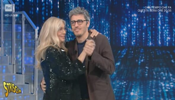 Mara Venier e Pif, un bacio di... legno a 