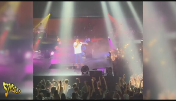 Tommaso Paradiso dei Thegiornalisti cade dal palco