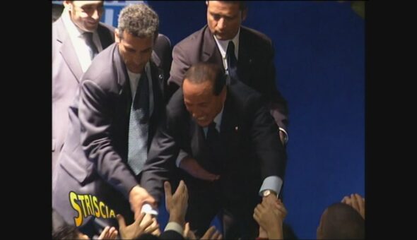 Berlusconi saluta