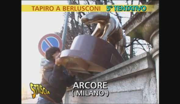 Tapiro gigante a Berlusconi