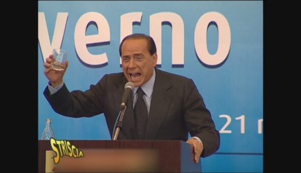 Berlusconi beve grappa
