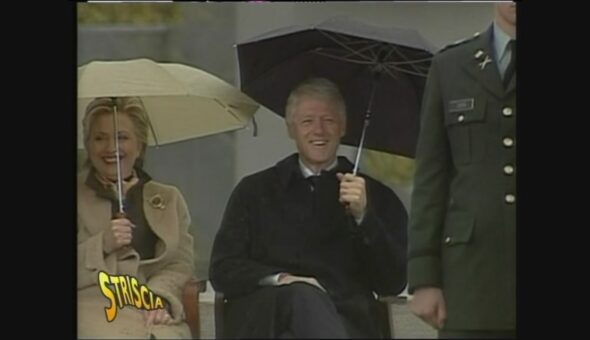 Clinton e Hilary sotto gli ombrelli