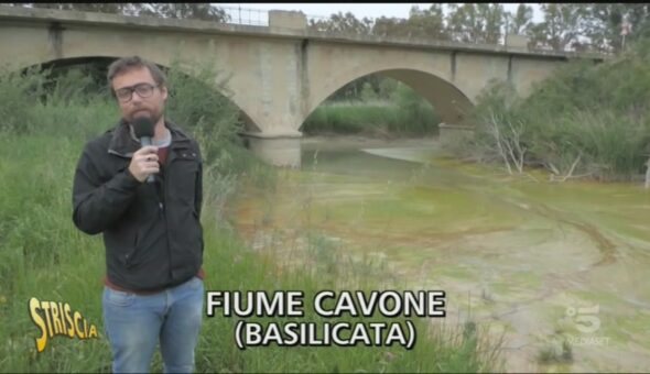 Strana sostanza nel fiume Cavone