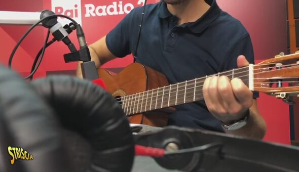 The André canta Striscia a I Rimandati