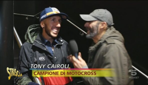 Antonio Cairoli alla guida col cellulare