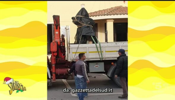 La statua intoccabile rimossa