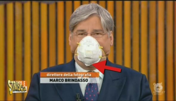 Errori, battibecchi tra ospiti e mascherine al contrario