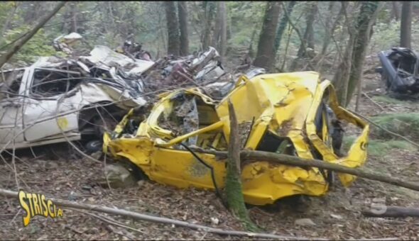 La collina delle auto lanciate e abbandonate