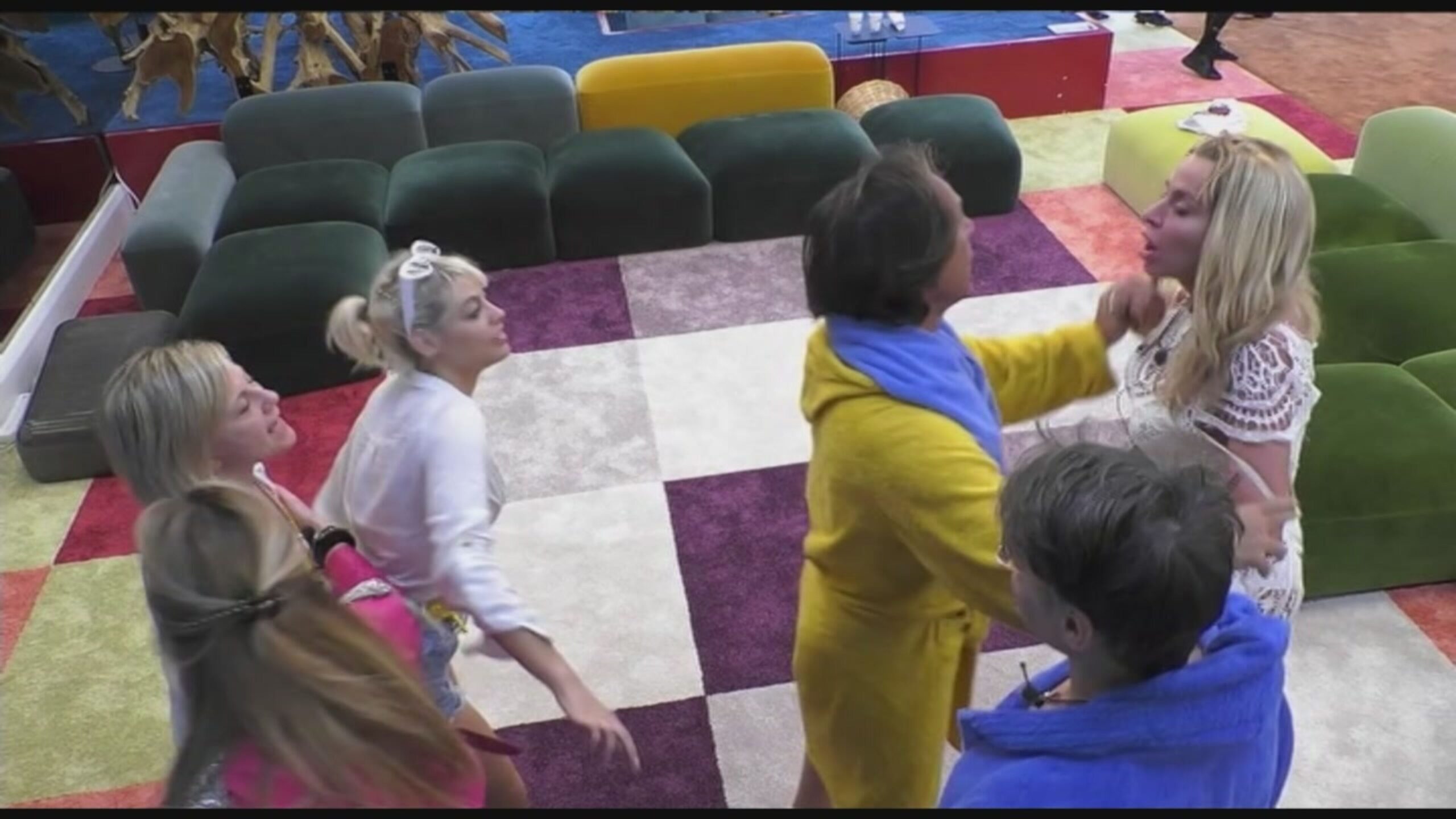 La lite tra Antonella Elia e Valeria Marini al GF Vip