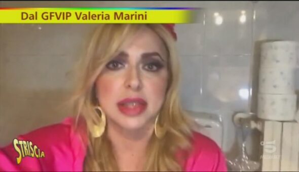 Valeria Marini nel bagno del GF Vip