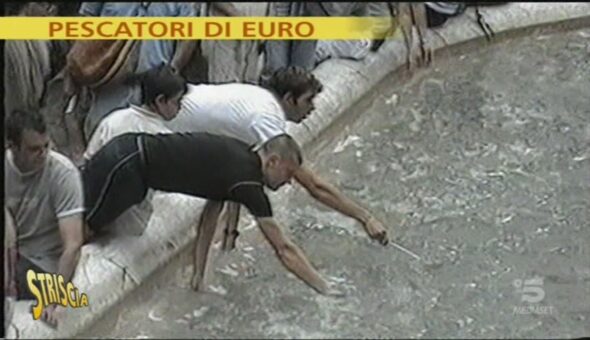 Pescatori di euro alla Fontana di Trevi