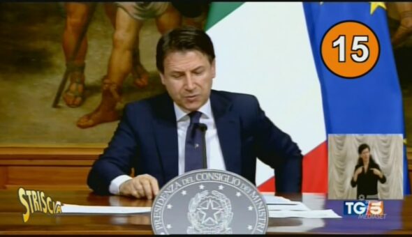 Conte e la mano sotto il tavolo