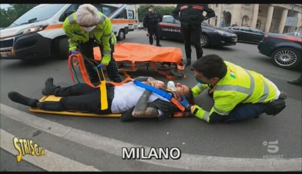 Brumotti aggredito a Milano, il video dell'attacco e gli insulti ricevuti dal nostro inviato