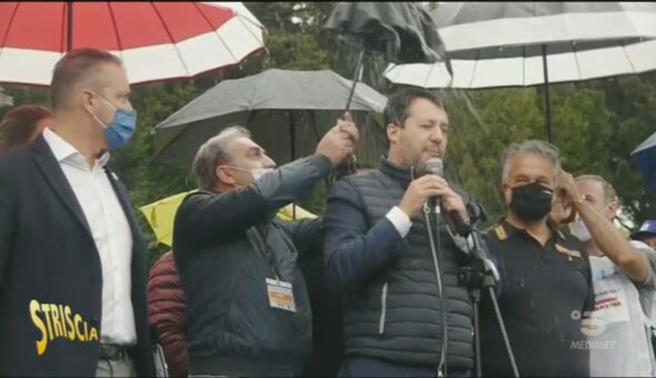 L'ombrello si chiude per sbaglio, Salvini si inzuppa