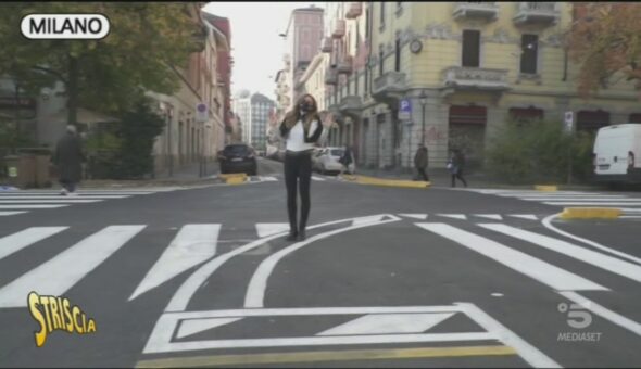 Milano, le strisce incomprensibili sulle strade