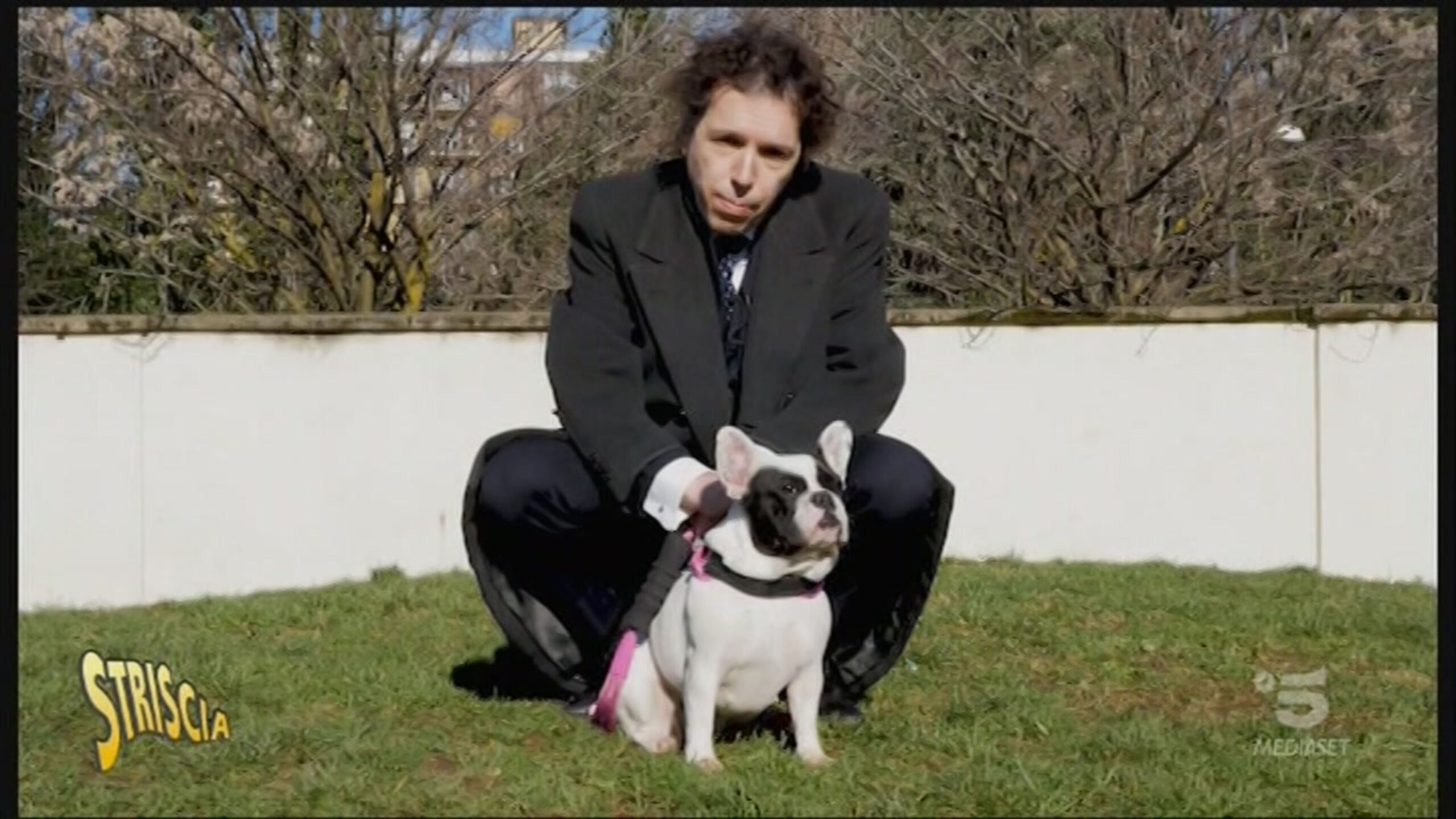 Longinotti e i “bisogni” del cane Striscia la notizia