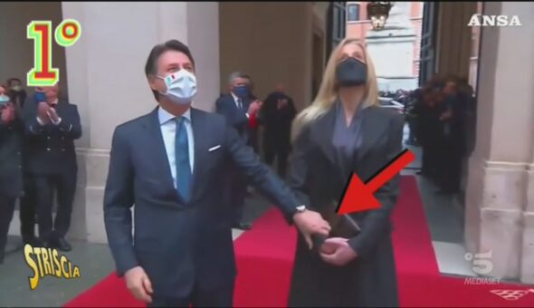 Spetteguless, Olivia Paladino e Giuseppe Conte: il mistero della mano