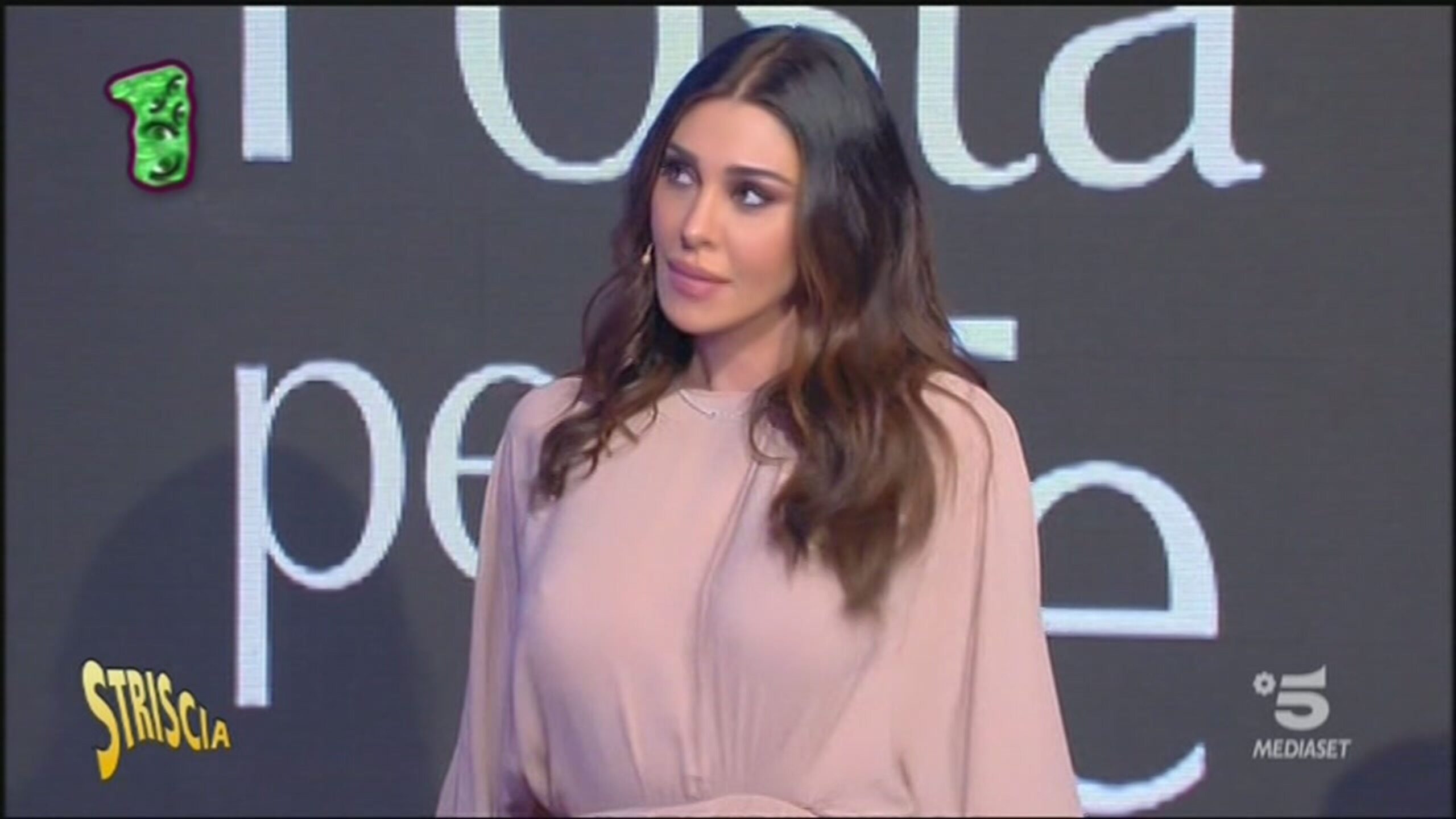 Il “balletto” di Belen a C'è posta per te conquista tutti - Striscia la  notizia