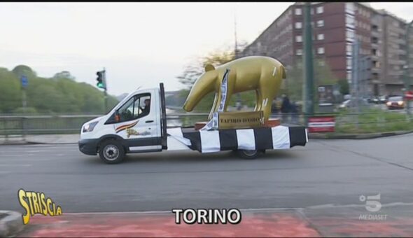 Tapirone gigante ad Andrea Agnelli