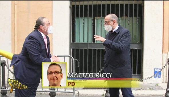 Il Vespone fuori dai palazzi del potere