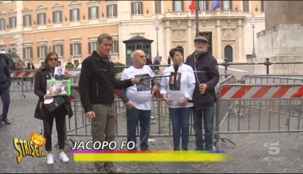 Uranio impoverito, Jacopo Fo si incatena a Montecitorio