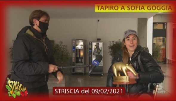 Il Tapiro portafortuna a Sofia Goggia