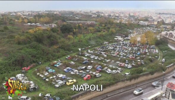Napoli, il cimitero delle auto abbandonate