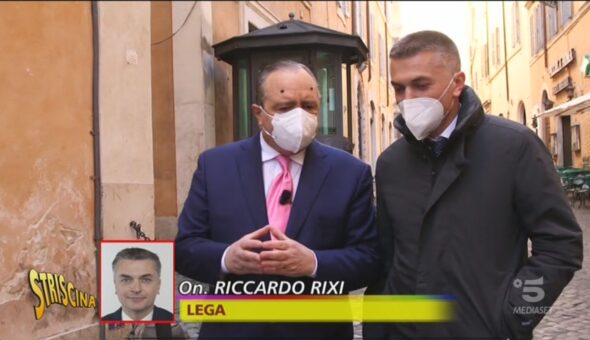 Imbarazzo per i 5 Stelle e Berlusconi, il Vespone punzecchia