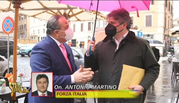 Il caso Grillo e la corsa di Berlusconi: il Vespone punge