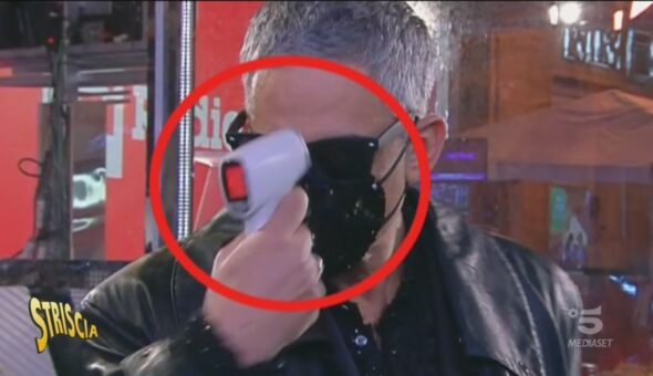 Sanremo, il termoscanner rosso di Fiorello