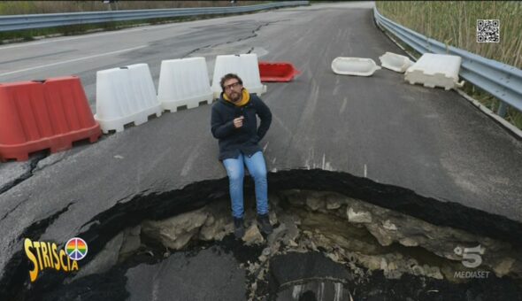 Potenza, voragini spaventose: a Venosa la strada resta chiusa