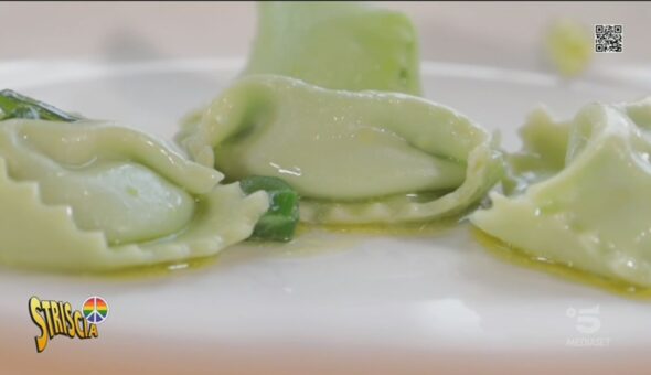 Ravioli del Plin con piselli e cipollotto, la ricetta antispreco