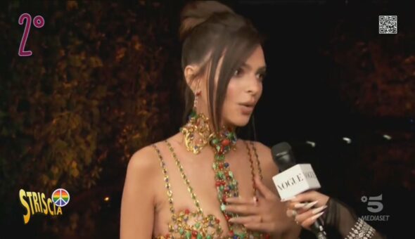 Emily Ratajkowski e il vestito illuminante