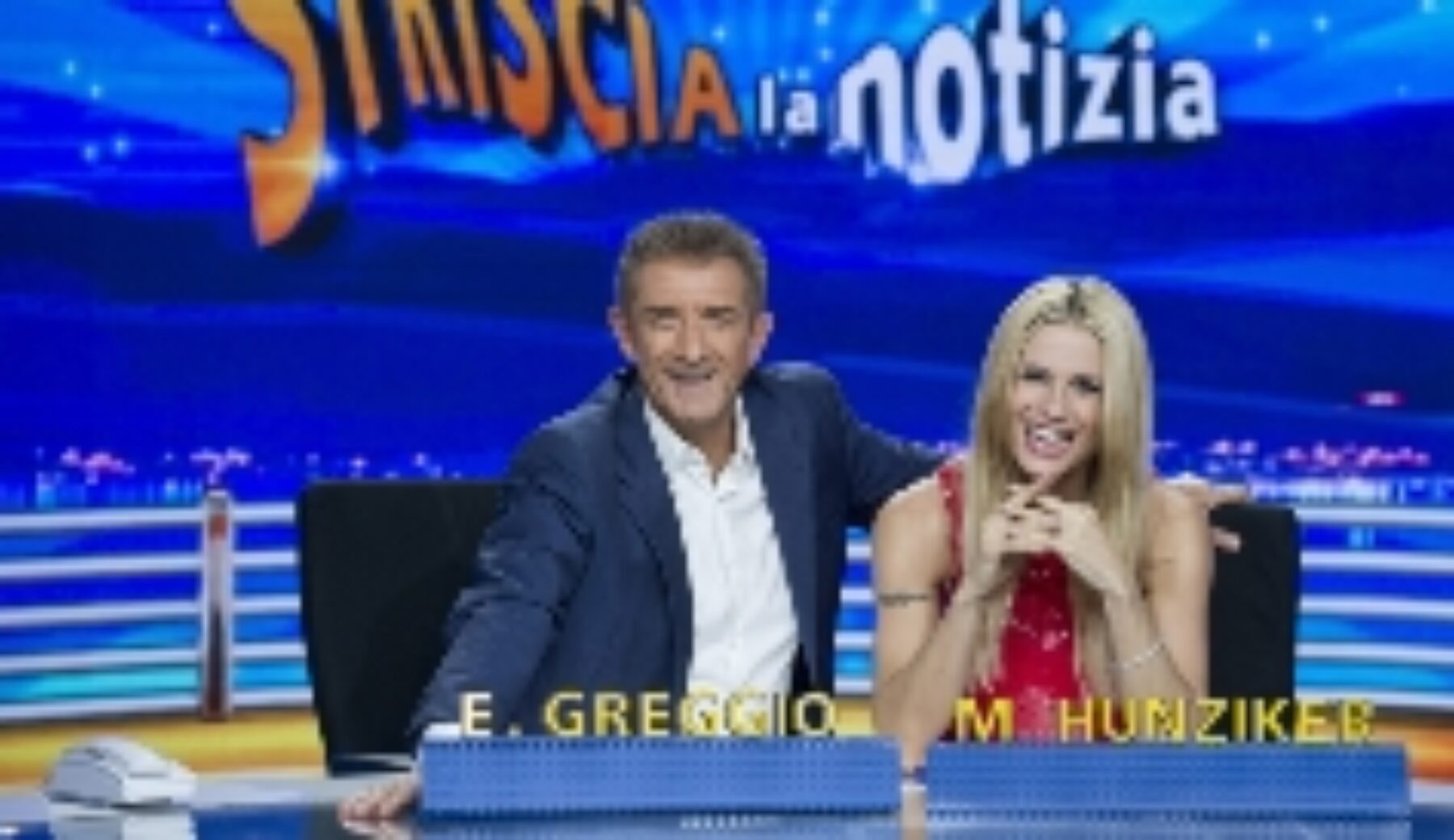 Cambio della guardia a Striscia la notizia: torna Ezio Greggio al fianco di Michelle Hunziker.  Il saluto di De Sica: «è stata un’esperienza bellissima, Striscia è una grande meravigliosa famiglia!»