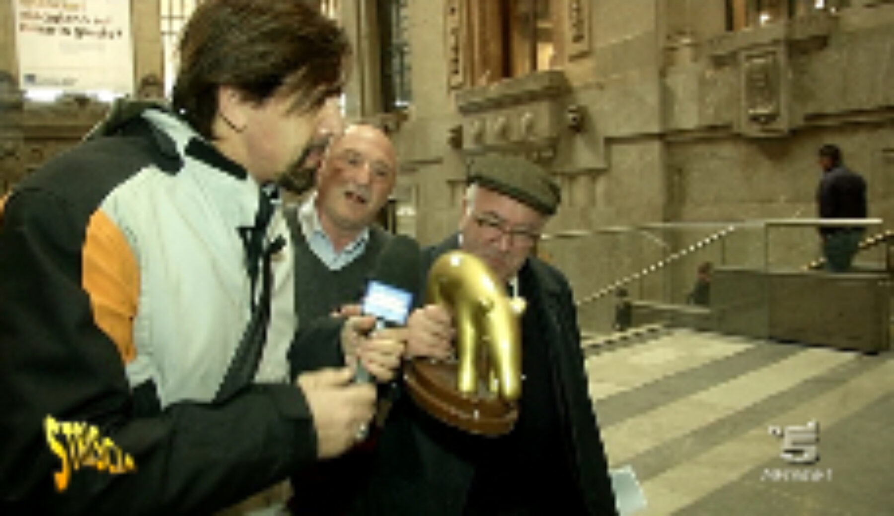 A Striscia la notizia Tapiro d’oro a Carlo Tavecchio, Presidente della Figc, per le esternazioni su ebrei e omosessuali