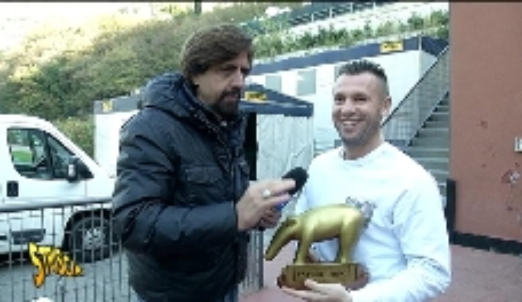 A Striscia la notizia Tapiro d’oro ad Antonio Cassano perché avrebbe abbandonato un allenamento urlando e senza salutare i tifosi: «è falsissimo. Come al solito, quando c’è da sparare su qualcuno, sparano su Cassano»