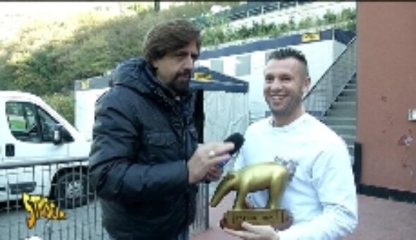 A Striscia la notizia Tapiro d'oro ad Antonio Cassano perché avrebbe abbandonato un allenamento urlando e senza salutare i tifosi: «è falsissimo. Come al solito, quando c'è da sparare su qualcuno, sparano su Cassano»