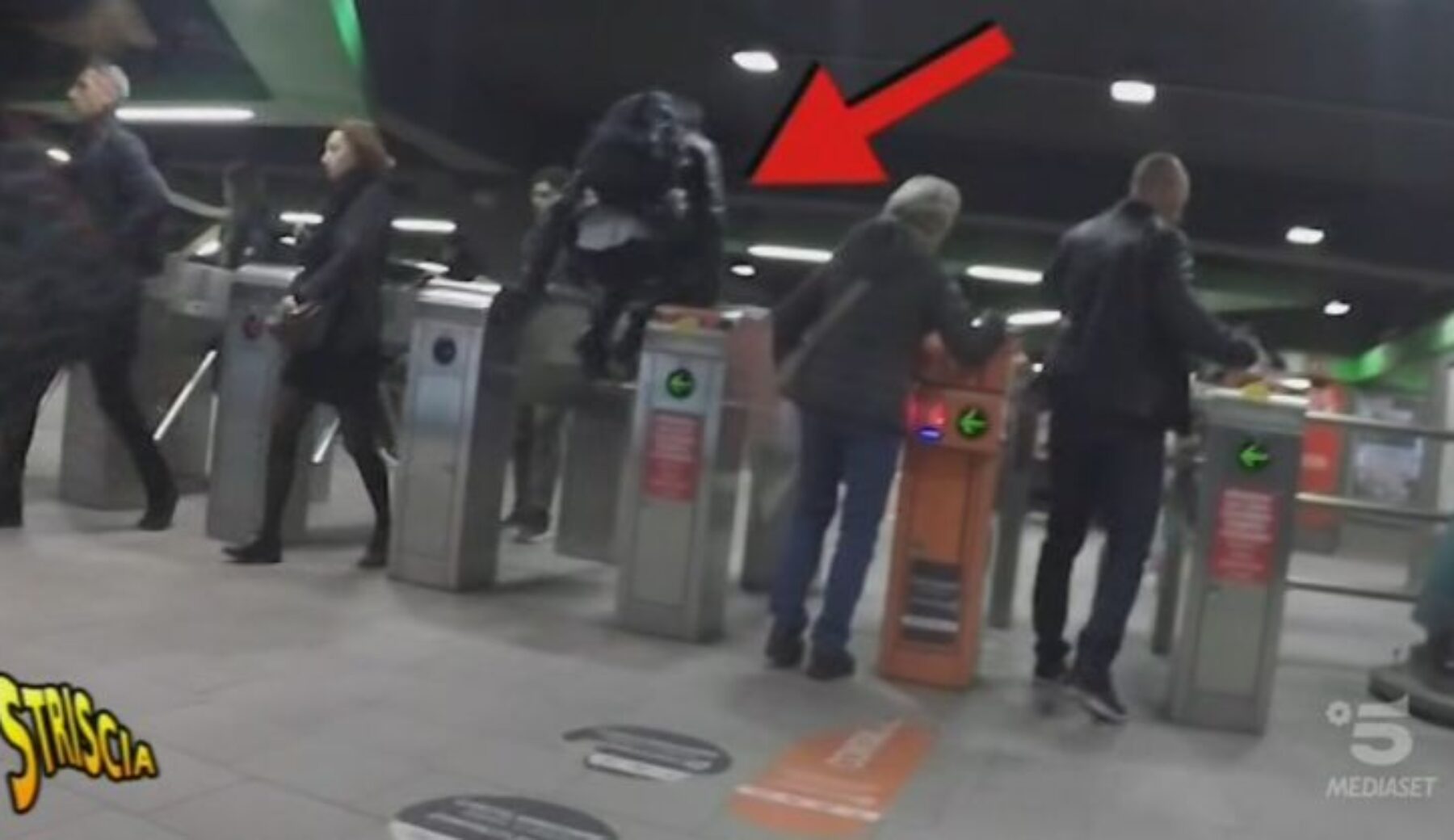 I bagarini della metro di Milano: biglietti usati rivenduti a prezzi dimezzati