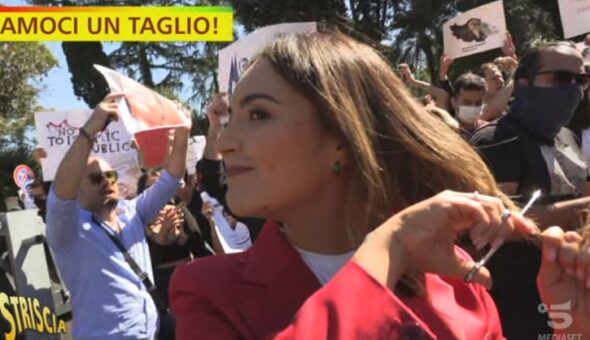 Proteste in Iran, le star di tutto il mondo si tagliano i capelli in segno di solidarietà