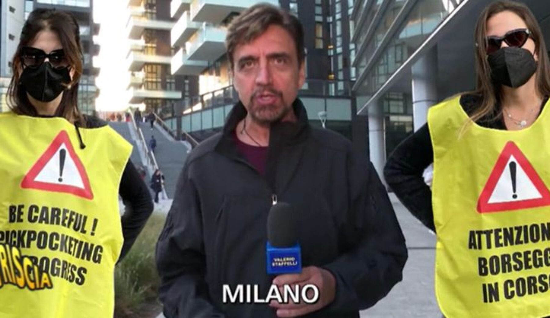 Valerio Staffelli mette in fuga le borseggiatrici di Milano, che cercano di barricarsi nell’ufficio della Polizia di Stato