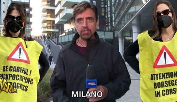 Valerio Staffelli mette in fuga le borseggiatrici di Milano, che cercano di barricarsi nell'ufficio della Polizia di Stato