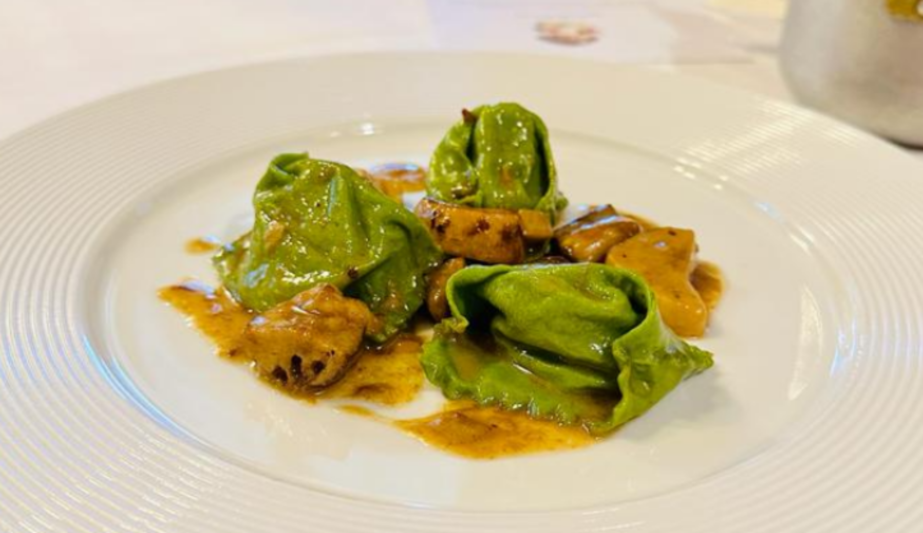 La ricetta del “Tortello verde di patate di montagna con funghi porcini di Borgotaro” di Ai Due Platani