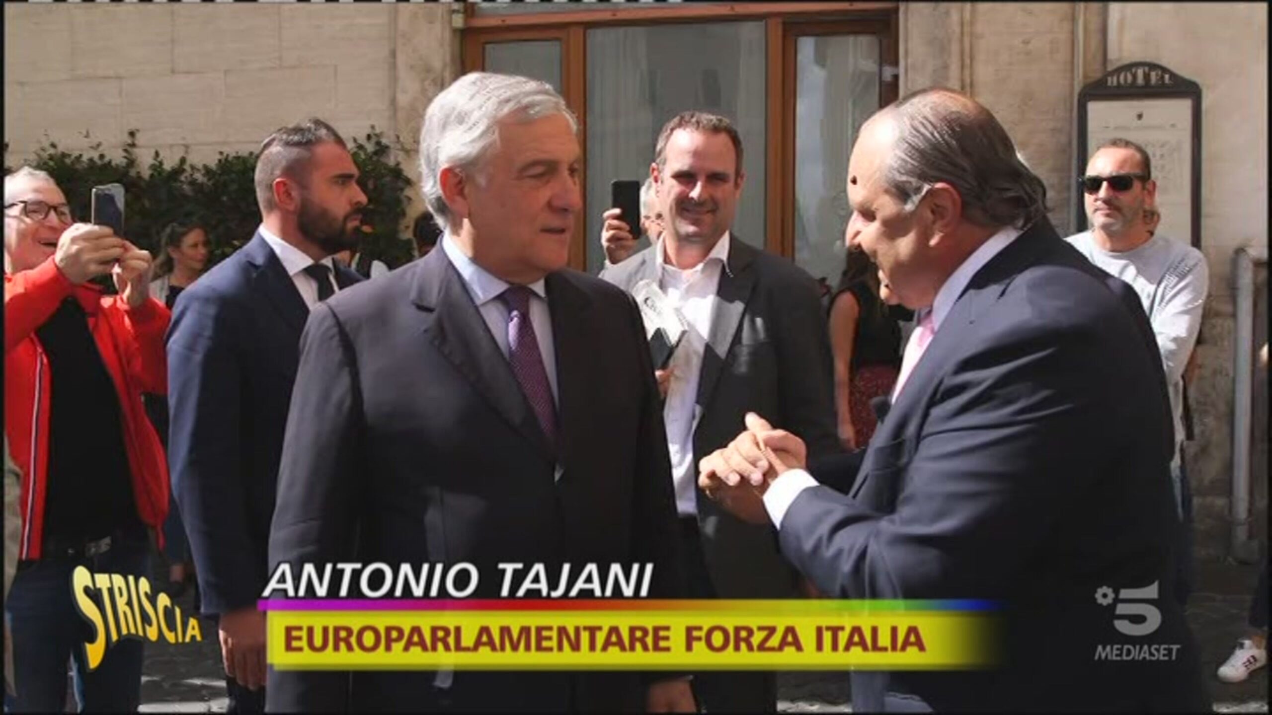 Elezioni, tra vincitori e sconfitti: le punture del Vespone