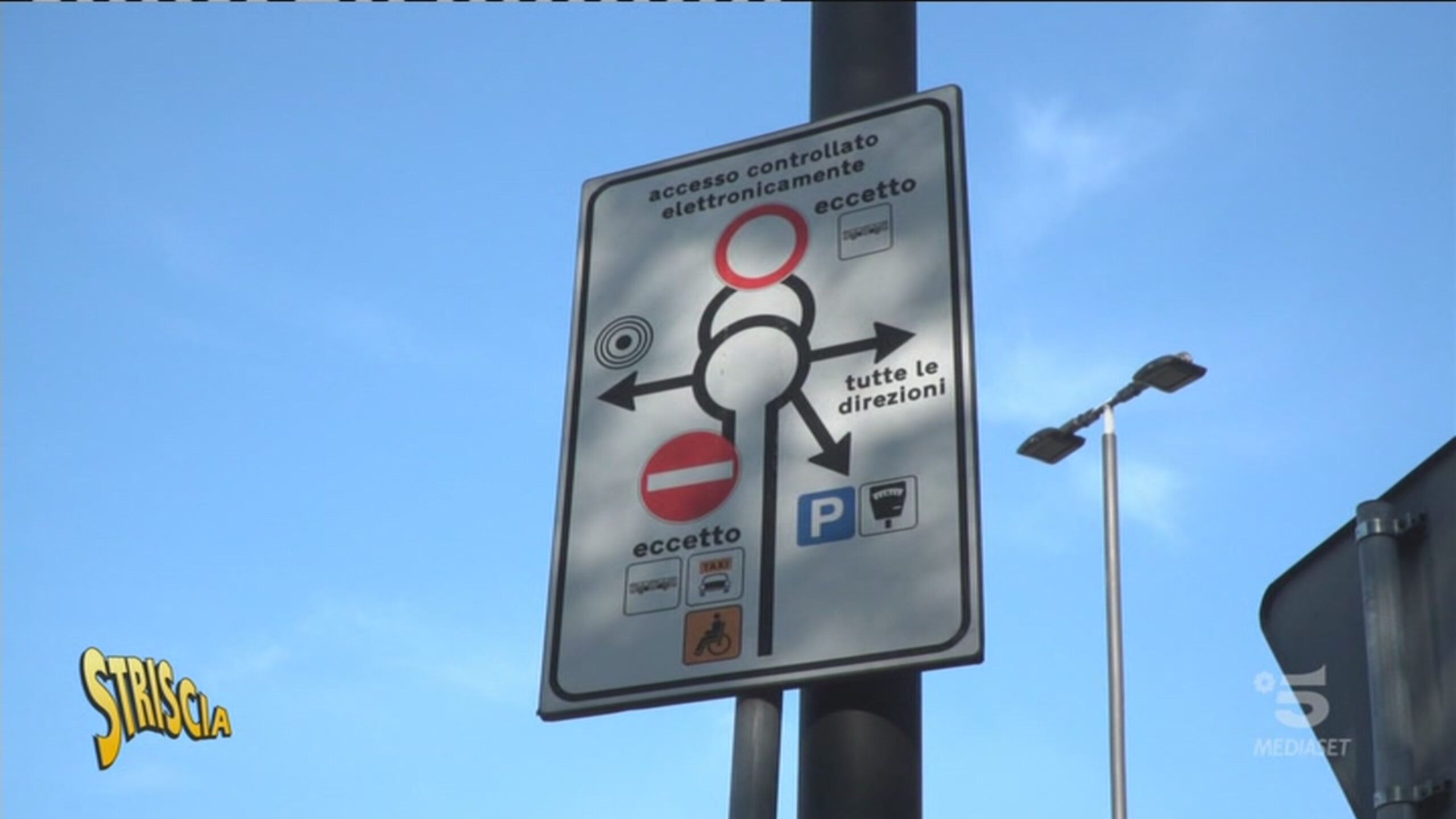 La “psico” rotonda e i cartelli ambigui di Reggio Emilia