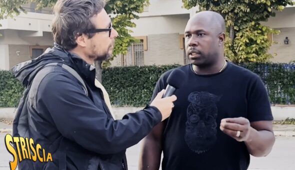 Caso Aboubakar, migranti usati come comparse: «50 euro per i selfie con lui, pagati per protestare»