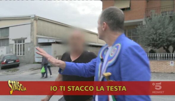 Auto non consegnate, spintoni a Trombetta e botte alla telecamera