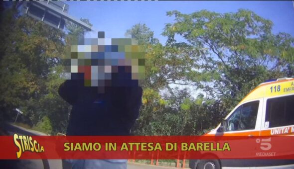 Mancano (ancora) le barelle, ambulanze ferme in attesa